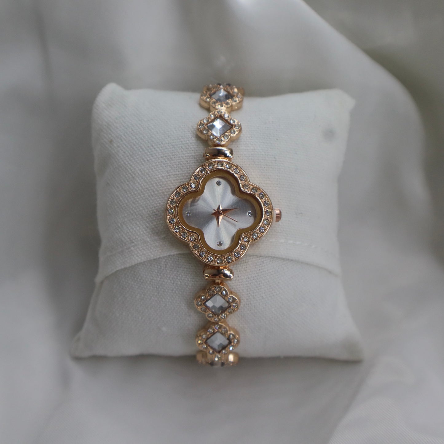 Rose klaver horloge (wit)